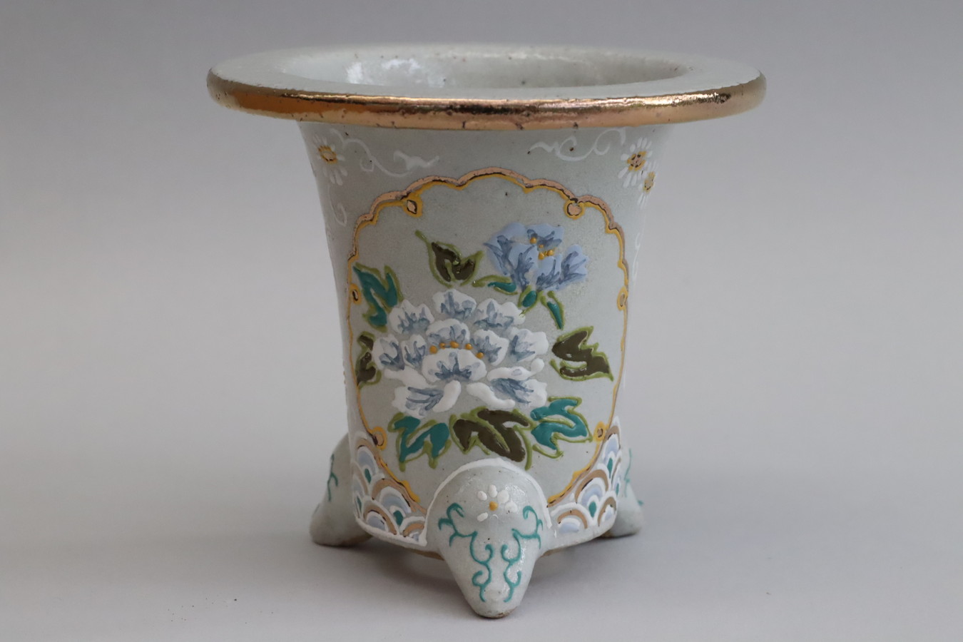 2352,白地 雪輪牡丹 吉祥青海　萬年青楽鉢  外径約10.2cm　梅花サイン【23000→窯きず特価】