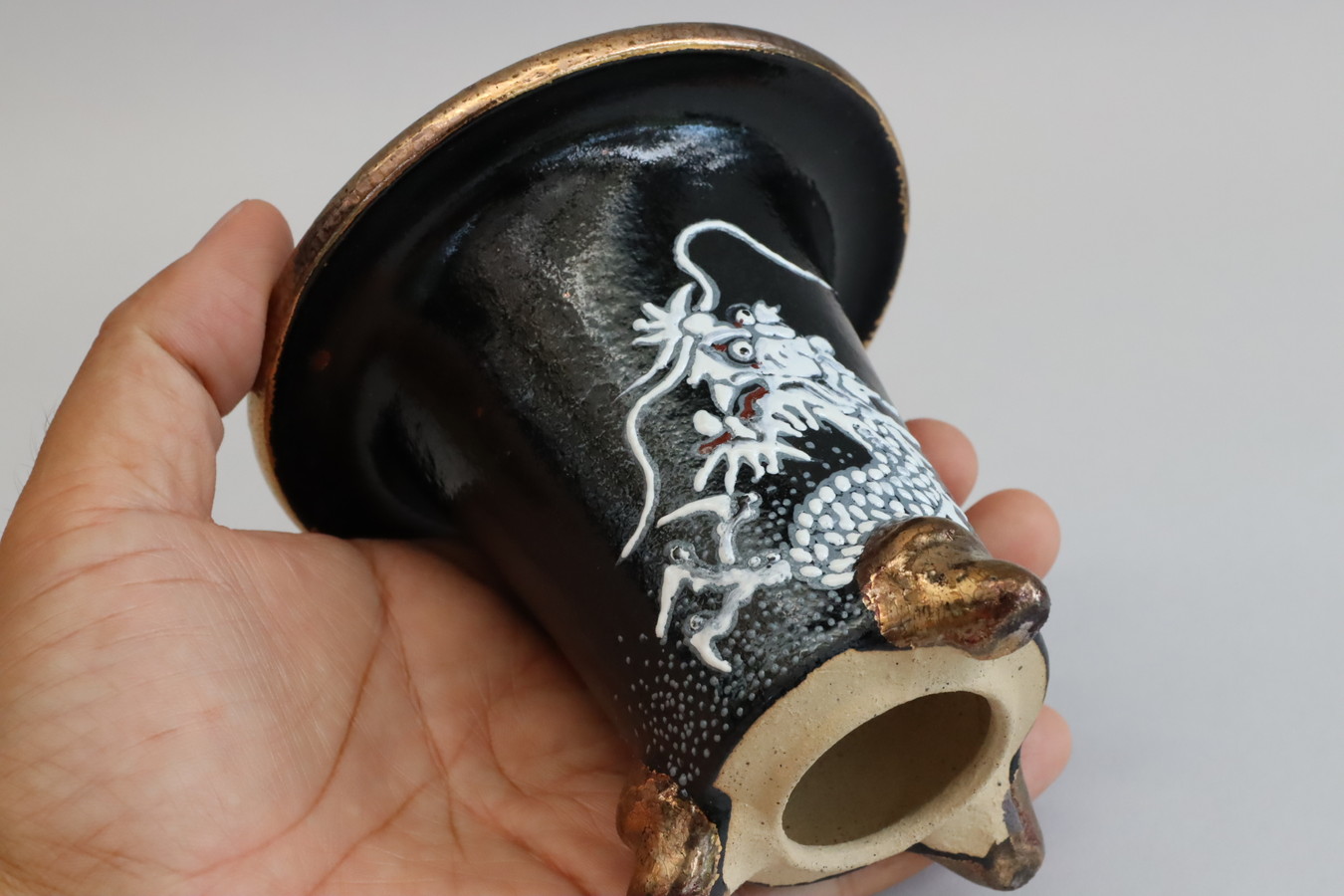 2627,黒地白龍　萬年青楽鉢 外径約10.8cm　作よい