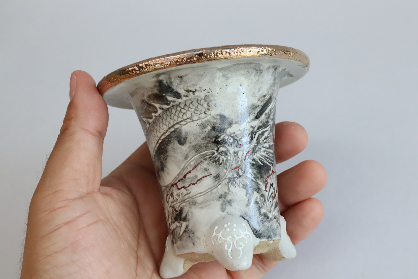2239,白地 墨絵龍 外径約9.7cm 龍の名手 亘サイン
