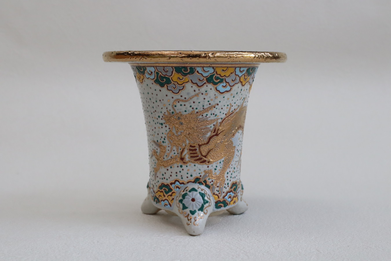 2207,白地金龍霊芝雲 萬年青鉢 外径約10.3cm 傑作