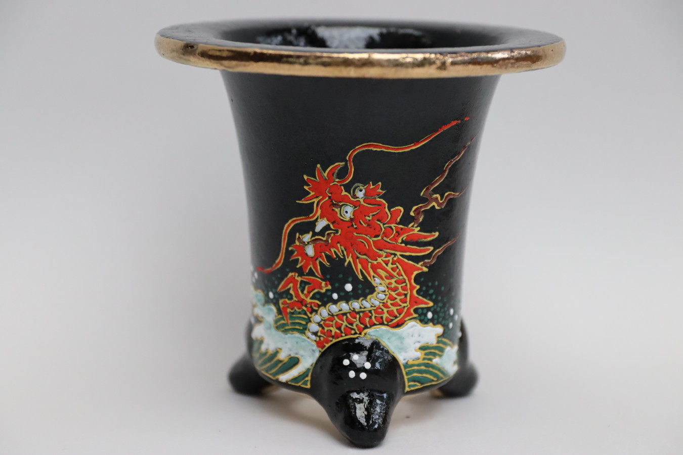 3100,黒地 赤龍 吉祥鉢 外径約11.8cm　亘サイン【特価】