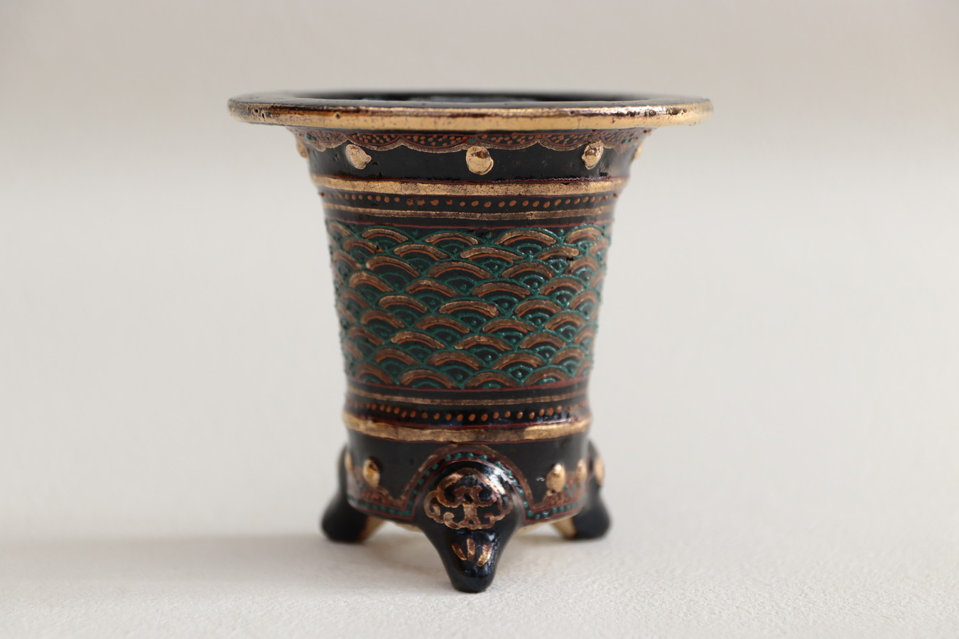 2174,賀茂黒　太鼓胴金青海楽鉢 外径約10.0cm　華サイン 　【青海波：永遠に良いことが続く】