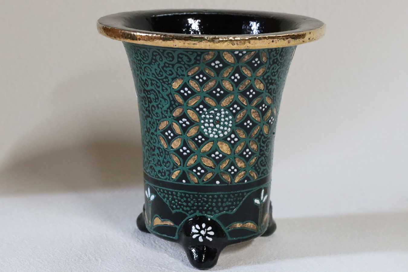 2358,古代鉢 七宝唐草 おもと樂鉢  外径約10.6cm　高さ約10.9cm　縁浅胴太珍鉢