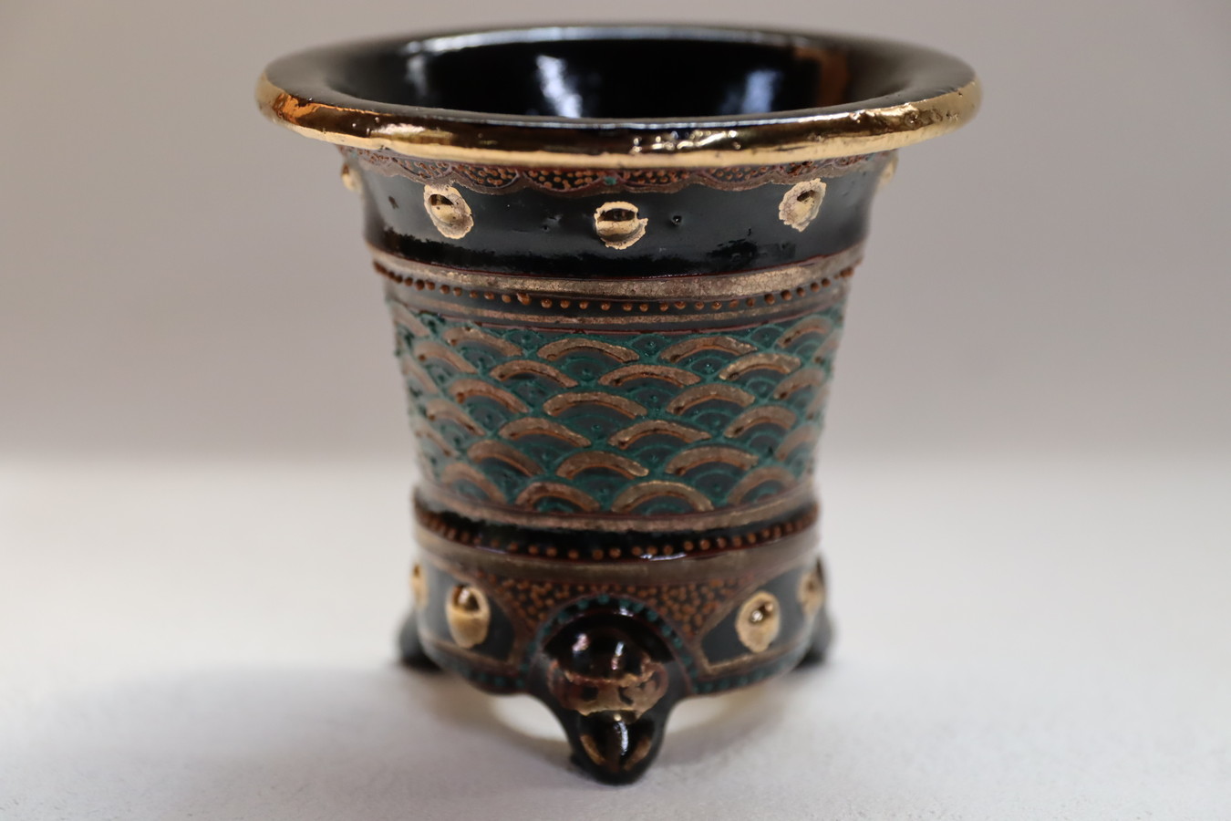 2611,金〆青海波 万年青楽鉢  外径約9.2cm 高さ約8.5cm 華サイン加茂黒 古代鉢 太鼓胴【送料無料】