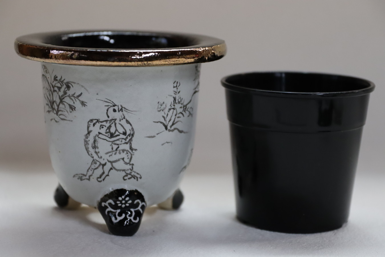 2459,鳥獣戯画 外径約10.5cm 高さ約9.3cm カバー鉢 新鉢 梅花サイン　【26000円→大谷超特価！！！】梅花さんらしい遊び心のあるタッチ