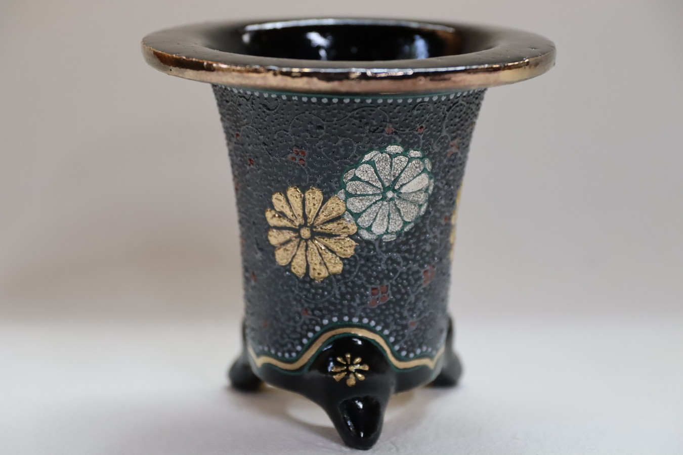 2243,金銀菊唐草 萬年青楽鉢 外径約10.3㎝ 華サイン賀茂黒