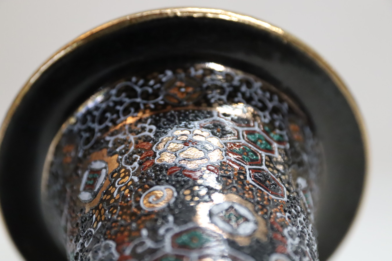 2660,特上金彩 五龍吉祥 加茂黒楽鉢 外径約10.2cm 華サイン　賀茂黒