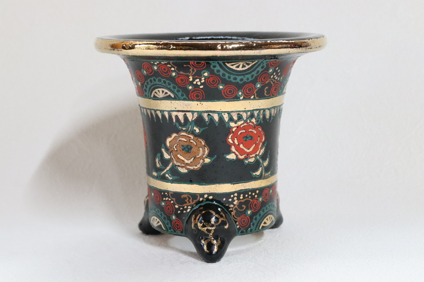 2662,金〆五龍華 賀茂黒楽鉢 外径約10.2cm 高さ約9.3cm華サイン　加茂黒　独特な鉢の形